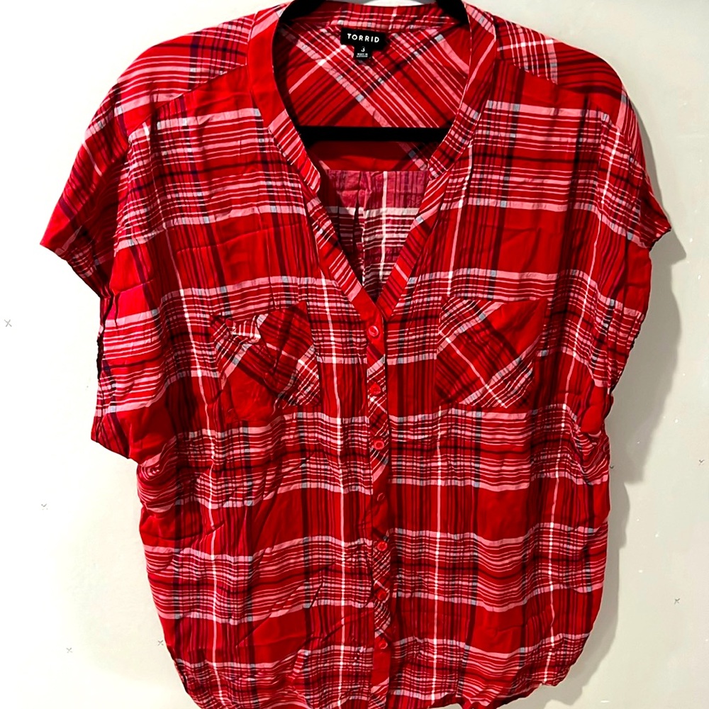 NWOT Torrid plaid button up top, chest pockets, size 3